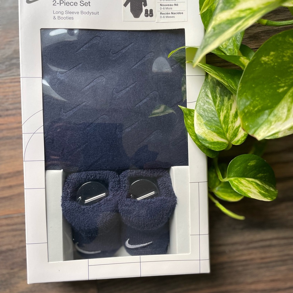 Nike Jordan Baby 2-Piece Set Newborn 0-6M Long Sleeve Bodysuit & Booties NIB